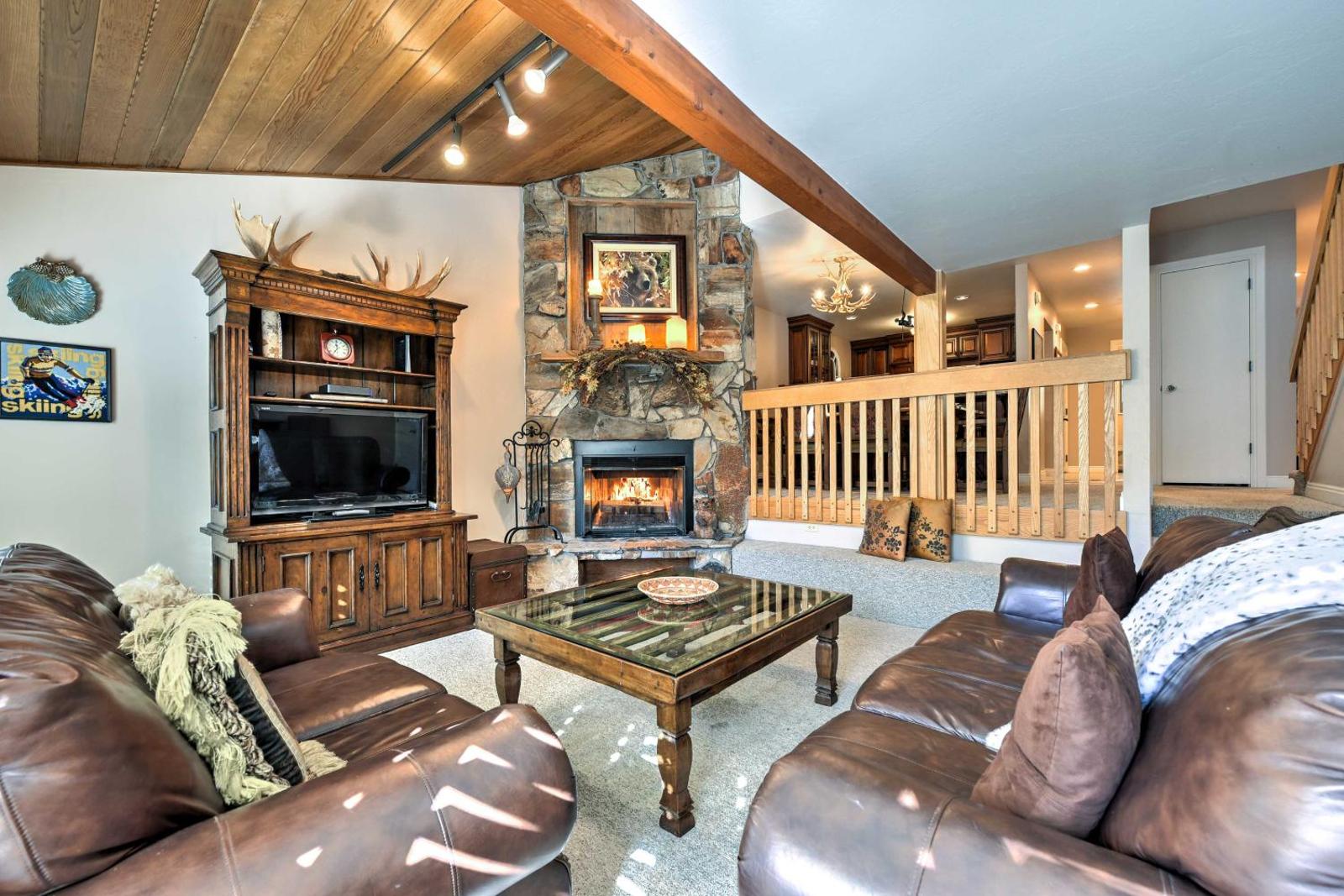 Park City Townhome with Hot Tub 1 Miles to Ski Lift! Main image 1